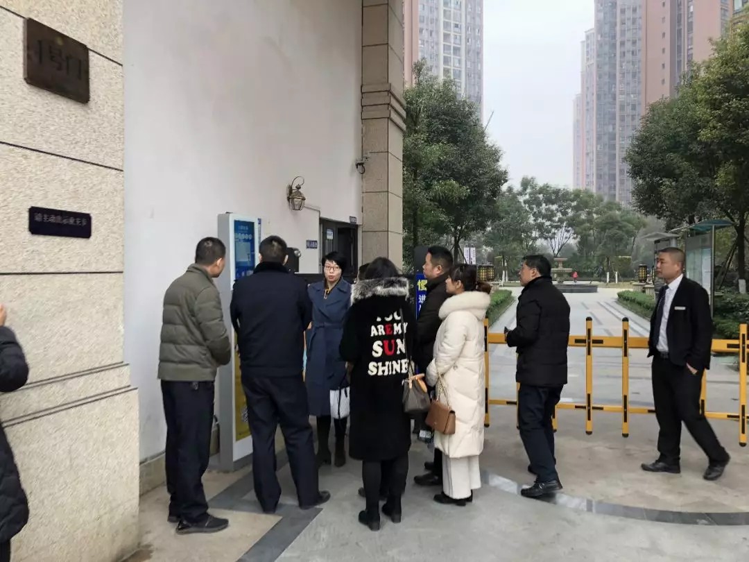 新都區(qū)街道、社區(qū)、公安一行參觀鑫安智慧社區(qū)。