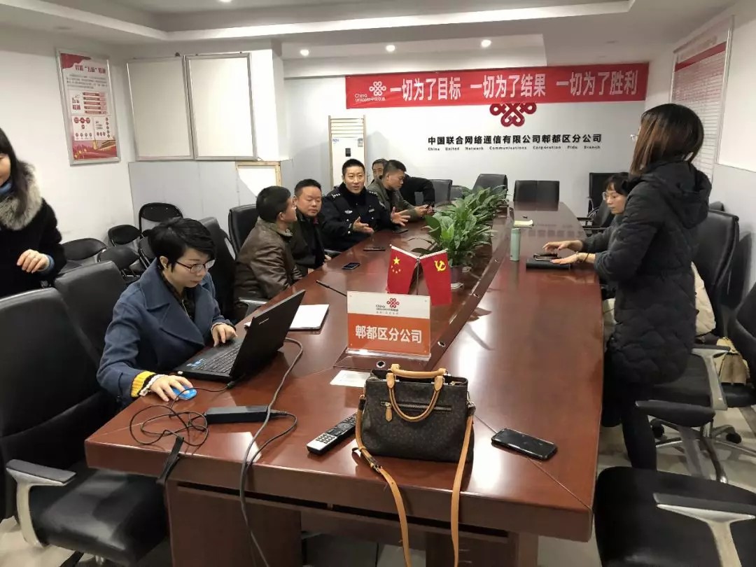 新都區(qū)街道、社區(qū)、公安一行參觀鑫安智慧社區(qū)。